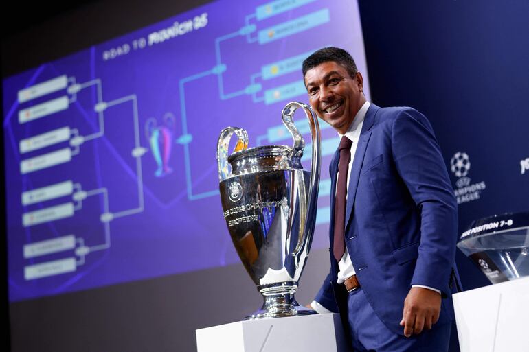 El brasileño Giovane Elber durante el sorteo de los octavos de final de la Liga de Campeones de Europa en el House of European Football, en Nyon, Suiza. 