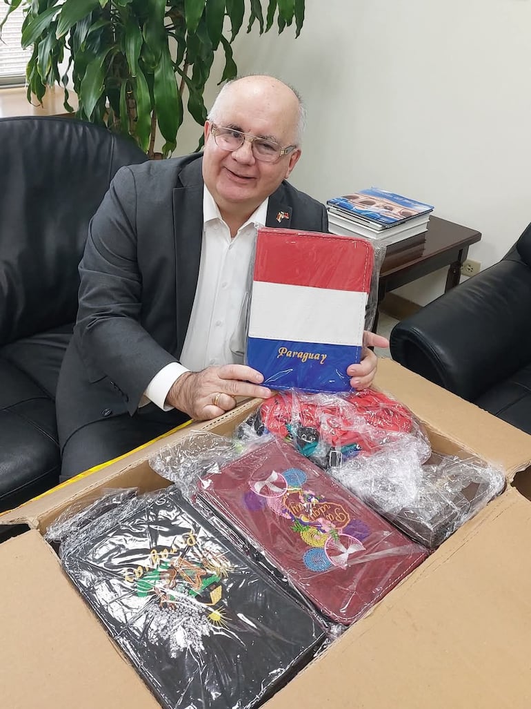 Lo exportado fue recibido por el embajador paraguayo en la República China (Taiwán), Carlos José Fleitas, quien también colaboró con los trámites aduaneros y se ocupará de la entrega a la empresa que encargó la compra.