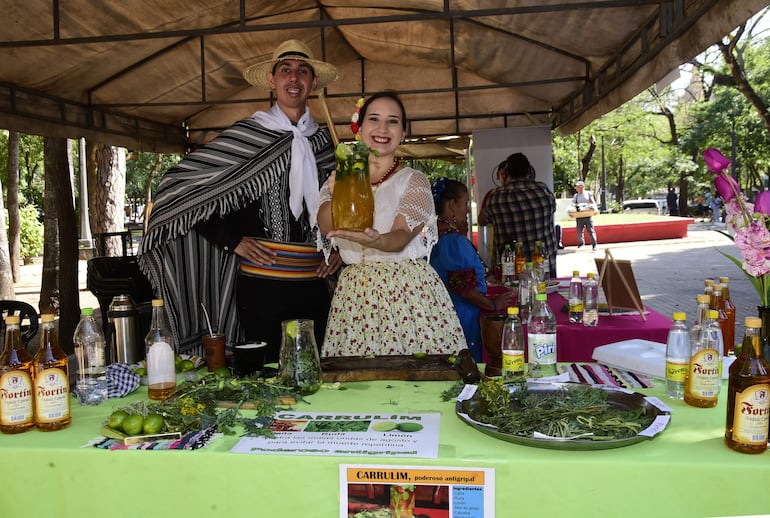 Vasitos de carrulim se regalaron ayer, en la Plaza Juan E. O´Leary de Asunción, para conservar la tradición.