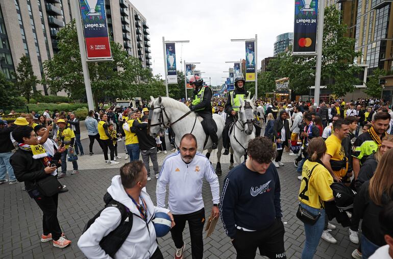 Los aficionados en los alrededores del estadio de Wembley antes de la final de la Champions League entre el Borussia Dortmund y el Real Madrid en Londres. 