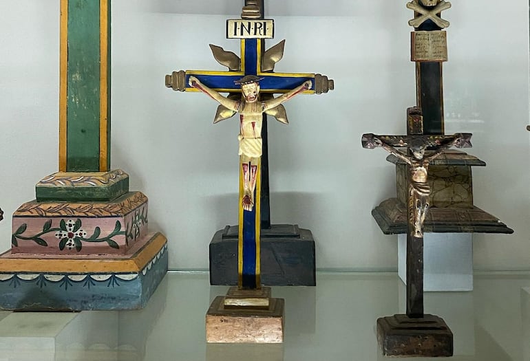 La talla del Cristo crucificado ubicada en el centro presenta un "extraño caso" en el Museo del Barro. En la fotografía hay dos tallas de Jesucristo.