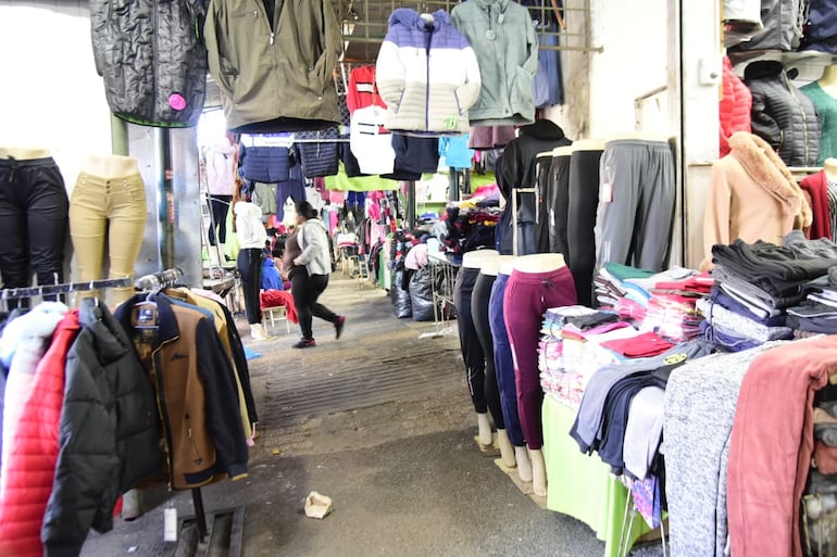 Calzas y conjuntos de buzos son los más solicitados en la Feria permanente de los bolivianos en el Mercado 4.