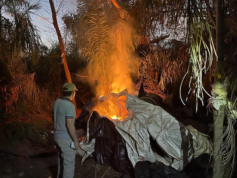 Intervinientes incineran la marihuana picada hallada en el lugar.