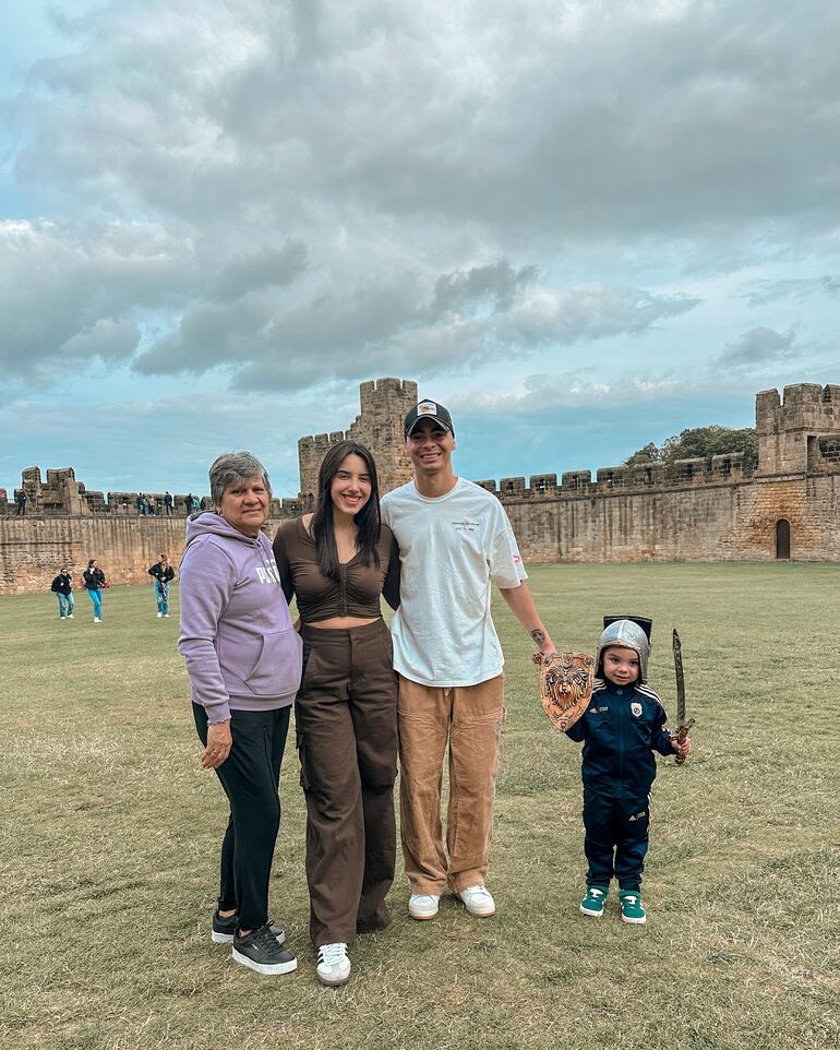 Paseo en familia. Los Almirón-Notto en el Castillo de Alnwick, residencia de los Duques de Northumberland. 
(Instagram/Alexia Notto)