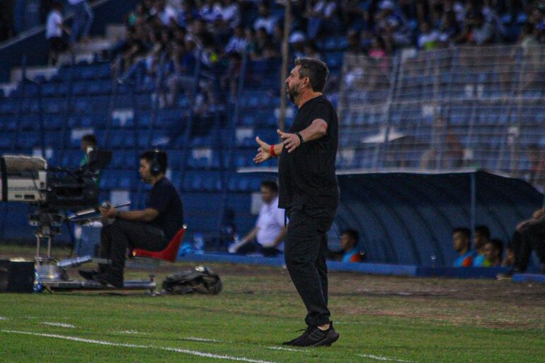 El paraguayo Humberto Ovelar, técnico de Sol de América, en el partido ante 2 de Mayo por la quinta fecha del torneo Apertura 2024 del fútbol paraguayo en el estadio Río Parapití, en Pedro Juan Caballero.