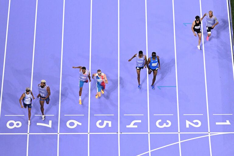 A la izquierda de la imagen, el venezolano Enderson Santos y su guia José Meza cruzan la meta que le valió el oro en los 400 metros en los Juegos Paralímpicos de París 2024.