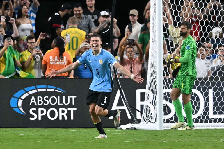 El mediocampista uruguayo # 05 Manuel Ugarte celebra después de anotar en la tanda de penales para ganar el partido de fútbol de cuartos de final del torneo Conmebol Copa América 2024 entre Uruguay y Brasil en el Allegiant Stadium de Las Vegas, Nevada, el 6 de julio de 2024.