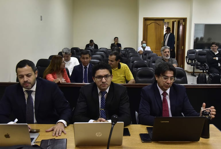 Los fiscales Francisco Cabrera (izq.), Rodrigo Espínola y Néstor Coronel representan al Ministerio Público en la presente causa.