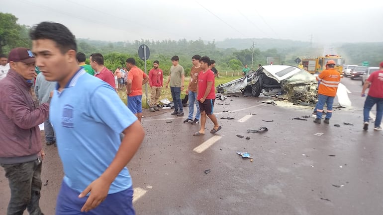 Así quedó un automóvil que protagonizó un fuerte accidente de tránsito en la ruta PY02, en la zona de la circunvalación de Caacupé.