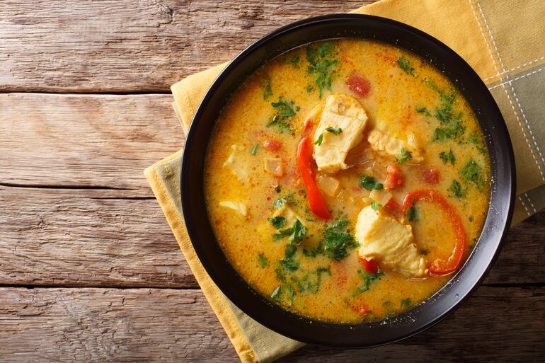 Caldo de pescado al curry.