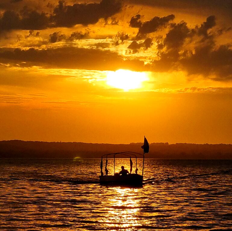 Atardecer en el lago de Ypacaraí en San Ber.