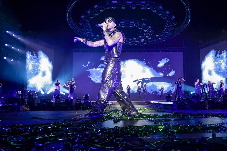 BARCELONA, 01/09/2023.- El cantante puertorriqueño Rauw Alejandro actúa durante el concierto que ofrecido este viernes en el Palau Sant Jordi de Barcelona perteneciente a la gira Saturno World Tour 2023. EFE/ Quique García
