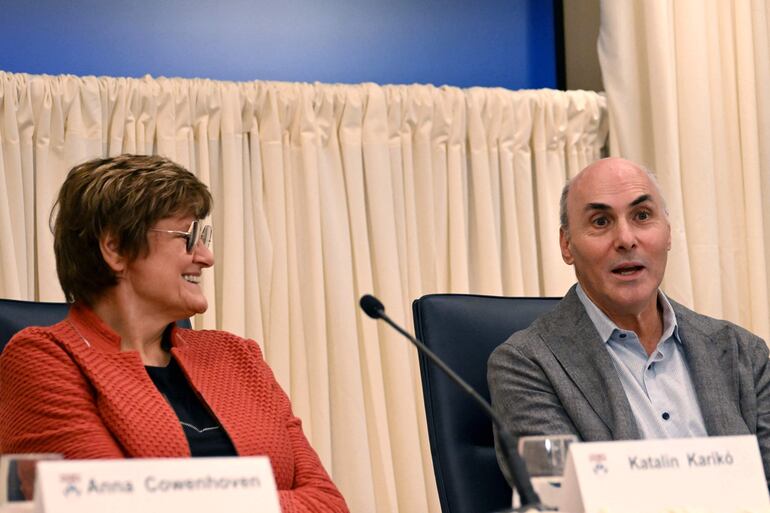 Katalin Karikó y Drew Weissman durante una conferencia de prensa luego de conocerse que fueron galardonados con el Premio Nobel de Medicina. 