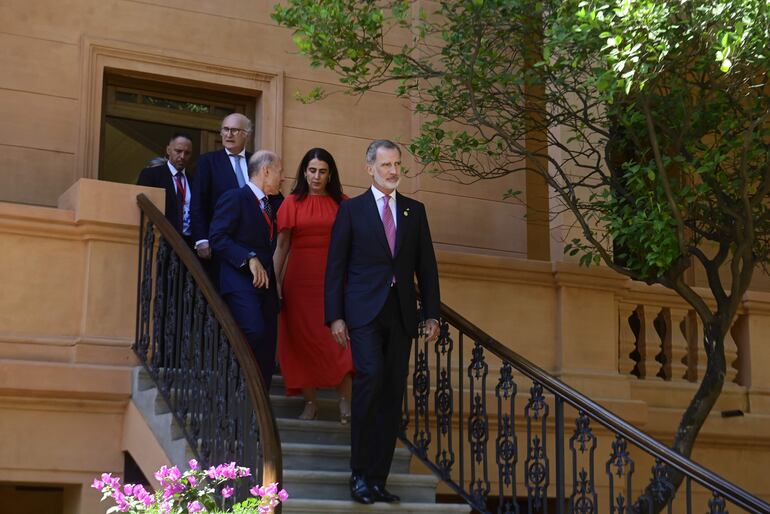 El Rey Felipe VI de España descendiendo de las escaleras, en la imagen también se observa a la embajadora de España,  Carmen Castiella Ruiz de Velazco y parte de la comitiva.