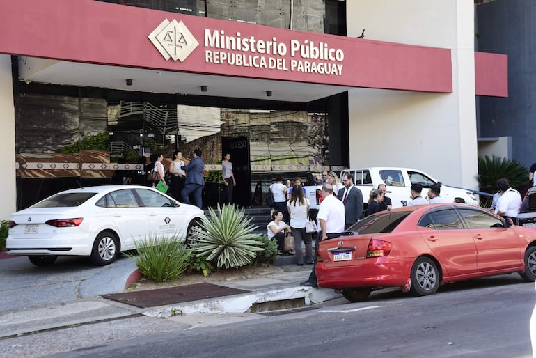 La sospecha de un principio de incendio obligó a evacuar la sede 1 del Ministerio Público, ubicada en Nuestra Sra. de Asunción casi Herrera. Ocurrió esta mañana y todo no pasó de una falsa alarma.