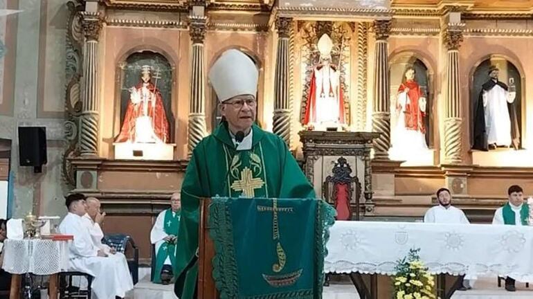 Monseñor Juaquín Robledo, presidió la misa para los jóvenes luego de la peregrinación. 