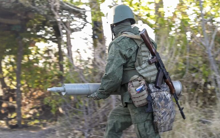 Un soldado ruso en una posición de artillería en un sitio no revelado.