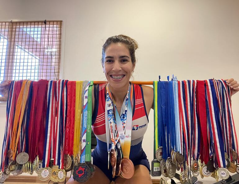 Gaby Mosqueira y su envidiable colección de medallas, conquistadas en diversos escenarios del mundo del remo.