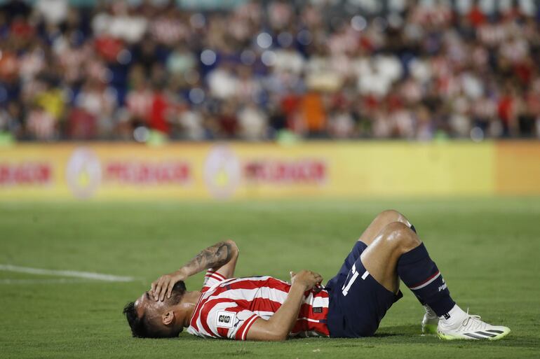 Alberto Espínola, futbolista de la selección paraguaya, lamenta una lesión en un partido de las Eliminatorias Sudamericanas al Mundial 2026 contra Bolivia en el estadio Defensores del Chaco, en Asunción, Paraguay.
