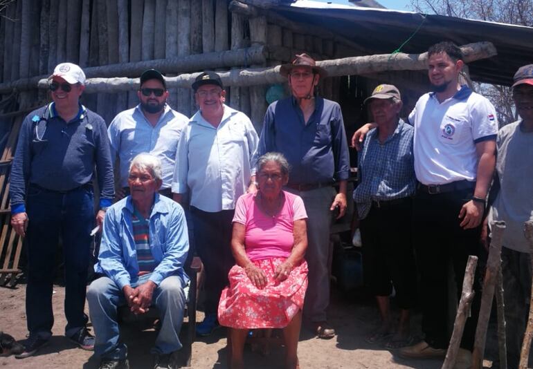 Equipo de avanzada del proyecto “Retribuyendo al pueblo” en la zona de Bahía Negra, donde se llevará asistencia médica.