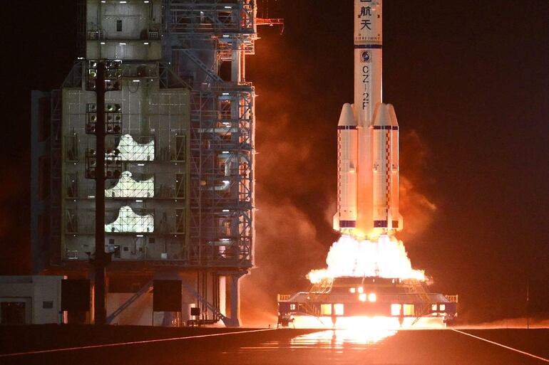 Un cohete portador Gran Marcha-2F, que transporta la nave espacial Shenzhou-18 y una tripulación de tres astronautas, despega del Centro de Lanzamiento de Satélites de Jiuquan en el desierto de Gobi, en el noroeste de China. 