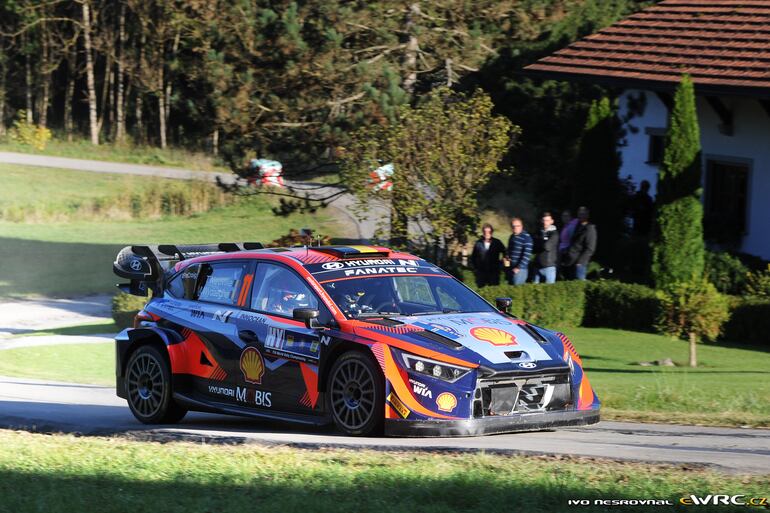 Thierry Neuville ganó uno de los dos tramos de ayer y es primero. Foto: www.ewrc-results.com