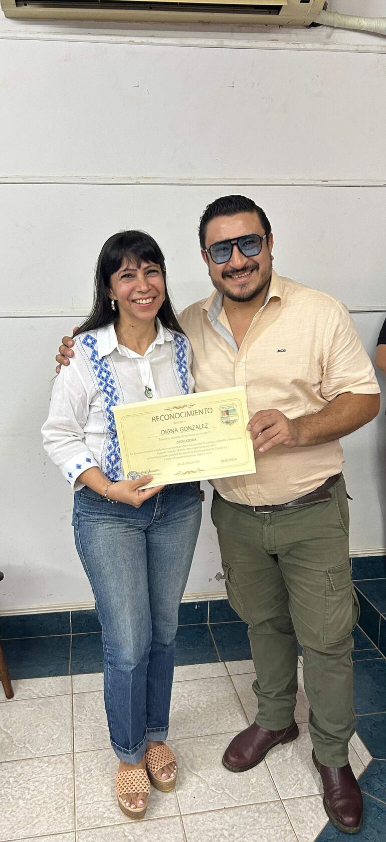 Una de las jubiladas, Digna González, recibió el certificado de reconocimiento por su trayectoria laboral del intendente Gustavo Penayo Arce (ANR).