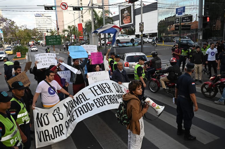 Realizaron cierres intermitentes de la avenida Mariscal López.