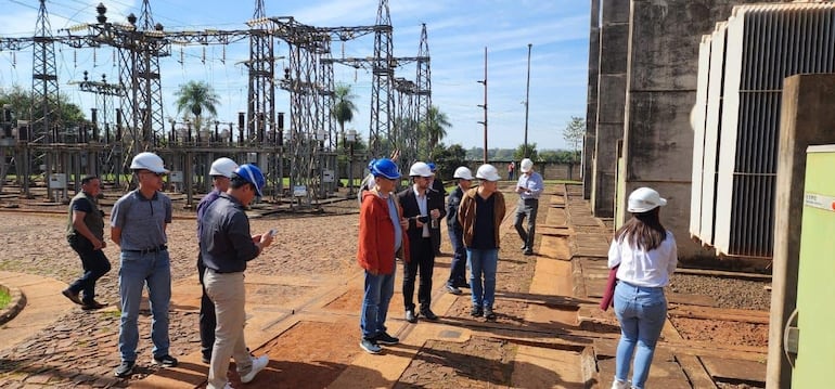 La delegación recorrió las instalaciones de la ANDE.