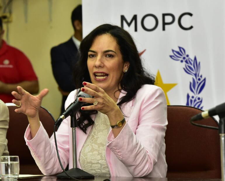 Claudia Centurión, ministra del MOPC.