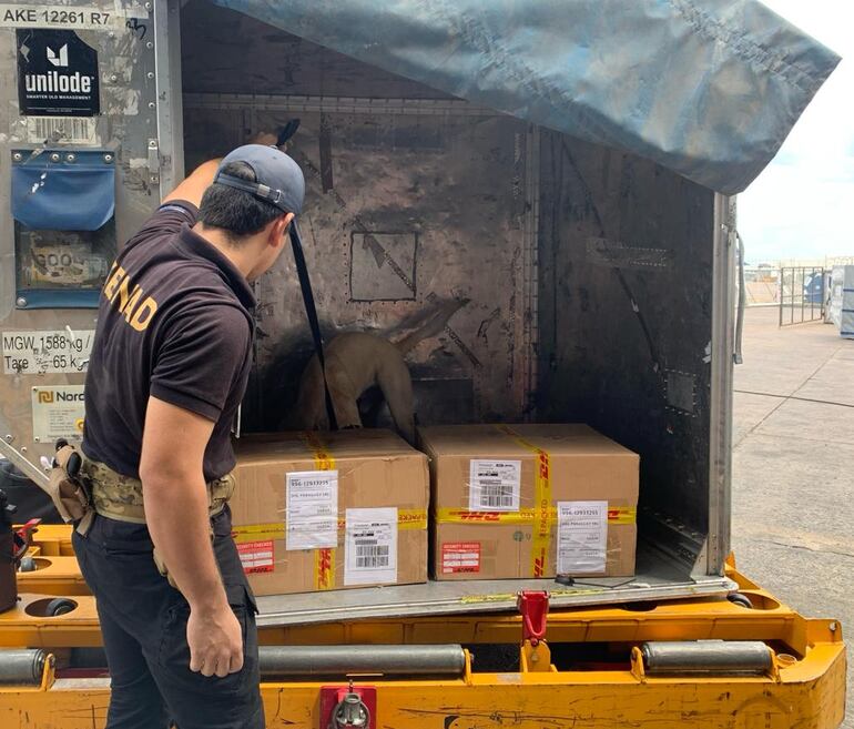 Las cajas tenían casi 60 kilos de cocaína en su interior.