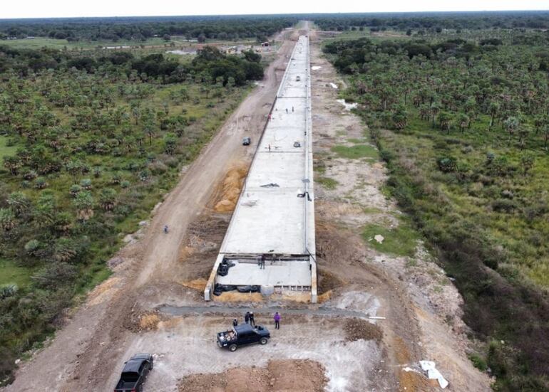 Las labores constructivas del puente Paso Pé, situado en el primer tramo de la ruta Desvío Alberdi – Pilar.