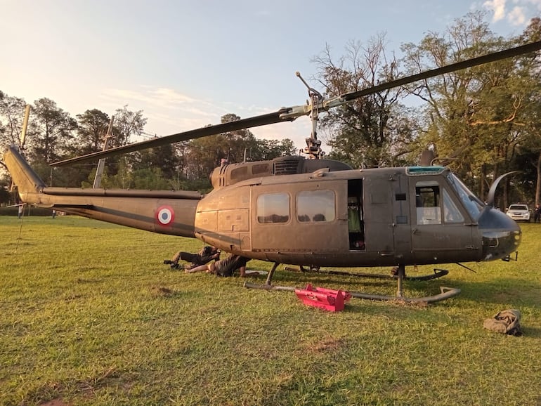 Militares inspeccionan el helicóptero militar atacado el pasado jueves en Brítez Cué, departamento de Canindeyú.