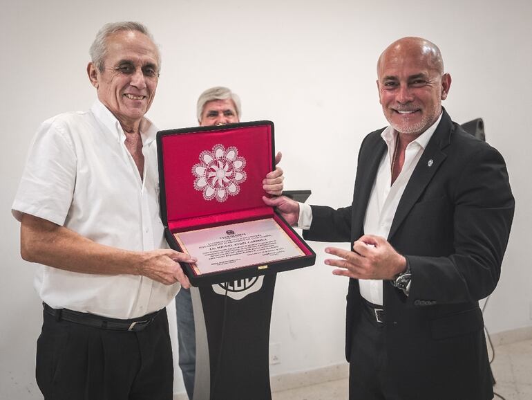 Miguel Cardona (d), presidente de Olimpia, en el homenaje realizado por los socios vitalicios del club en el Salón Blanco del estadio Manuel Ferreira, en Asunción, Paraguay.