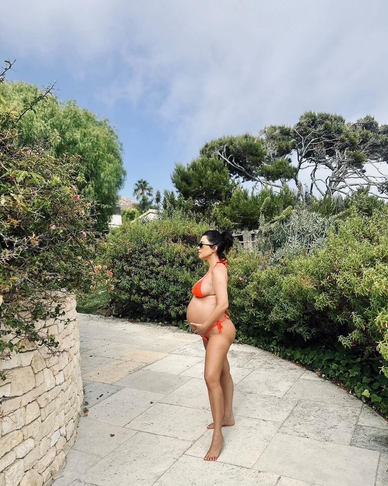 Kourtney Kardashian aguarda feliz a primer hijo con Travis Barker. El bebé se sumará a sus tres hermanos de madre y tres de padre. (Instagram/Kourtney Kardashian)