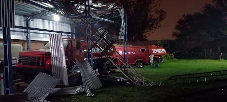 Tinglado del Cuartel de Bomberos Voluntarios de Alberdi, afectado por la caída de una antena.