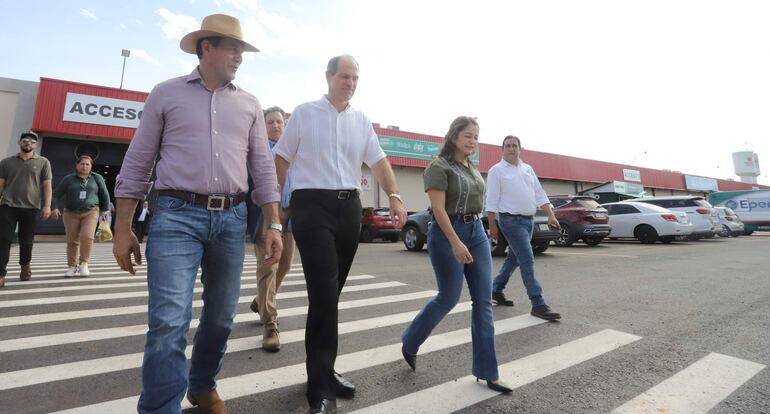 El ministro de Agricultura y Ganadería, Carlos Giménez, el presidente de Abasto SA, Jorge Mendelzon, y la viceministra de Agricultura Familiar Campesina, Rossana Ayala.