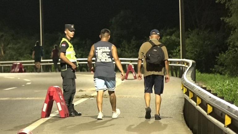 De noche y madrugada, aprovechando el ambiente agradable, los peregrinos marchan rumbo a Caacupé.