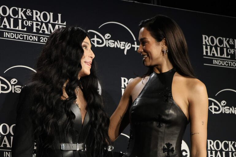 Cher y Dua Lipa durante la ceremonia de ingreso al Salón de la Fama del Rock and Roll, que se celebró anoche en Cleveland, Estados Unidos.