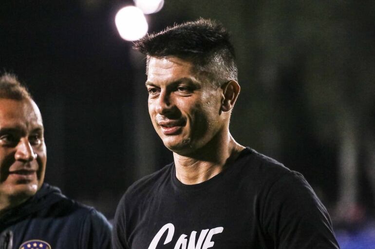 Gustavo Florentín (d), técnico de Sportivo Luqueño, en la previa del partido contra Tacuary por la vigésima fecha del torneo Apertura 2023 del fútbol paraguayo en el estadio Luis Alfonso Giagni, en Villa Elisa.