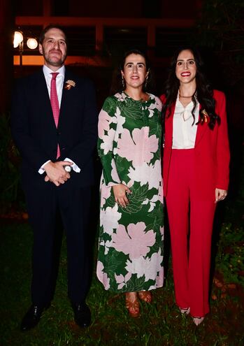 Rodrigo Campos, Carmen Castiella Ruiz de Velasco, embajadora de España y Natalia Salas.