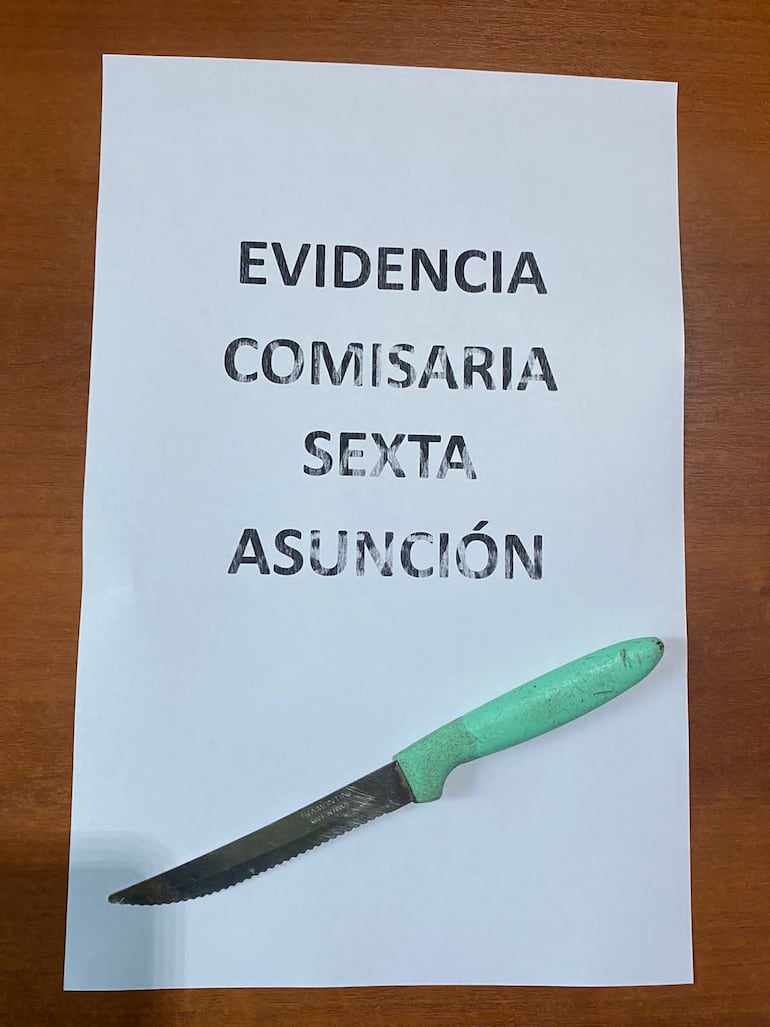 Cuchillo incautado del poder del aprehendido.