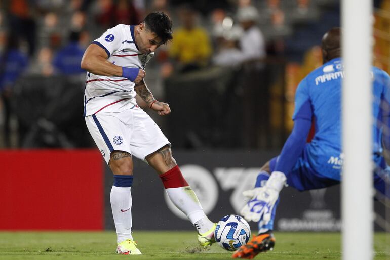 Adam Bareiro de San Lorenzo patea para anotar un gol, en un partido de la Copa Sudamericana entre Deportivo Independiente Medellín (DIM) y San Lorenzo en el estadio Atanasio Girardot en Medellín (Colombia). EFE/ Luis Eduardo Noriega A.