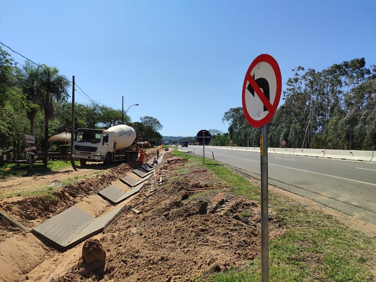 el kilómetro 40 de la ruta PY02 dónde los ediles de la empresa Rutas del Este están haciendo canaletas.