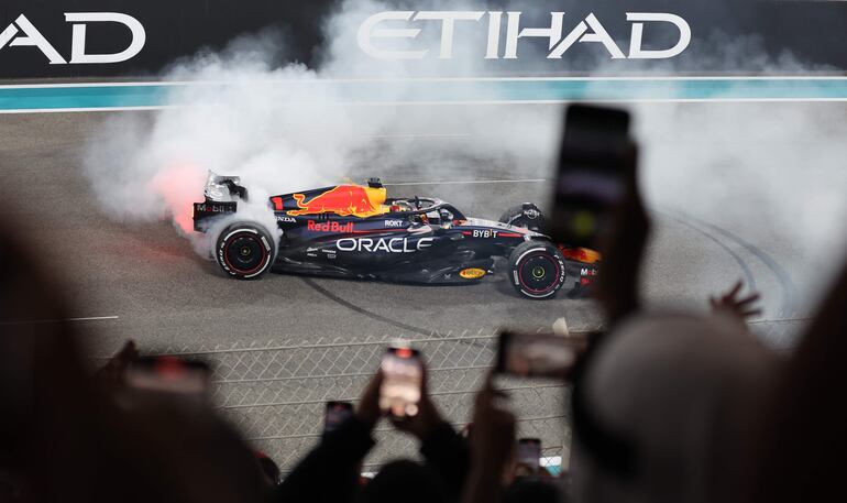 El Red Bull Racing de Max Verstappen realiza un trompo en el festejo final por el triunfo en el Gran Premio de Abu Dabi, la última carrera de la temporada 2023 de la Fórmula 1 en el Circuito Yas Marina.