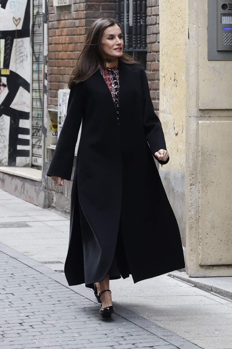 La reina Letizia durante su visita en Madrid a la sede de la Asociación para la Prevención, Reinserción y Atención a la Mujer Prostituida (Apramp). (EFE/Aitor Martin)
