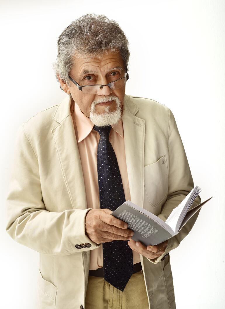 Moncho Azuaga recibió el Premio Nacional de Literatura 2023.