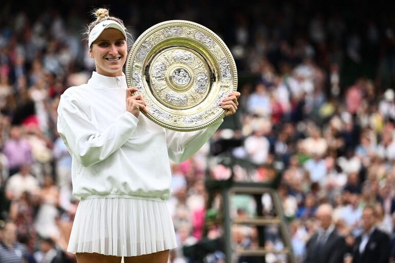 Marketa Vondrousova (28/06/1999) posa con el trofeo después de ganar a la tunecina Ons Jabeur en la gran final de Wimbledon.