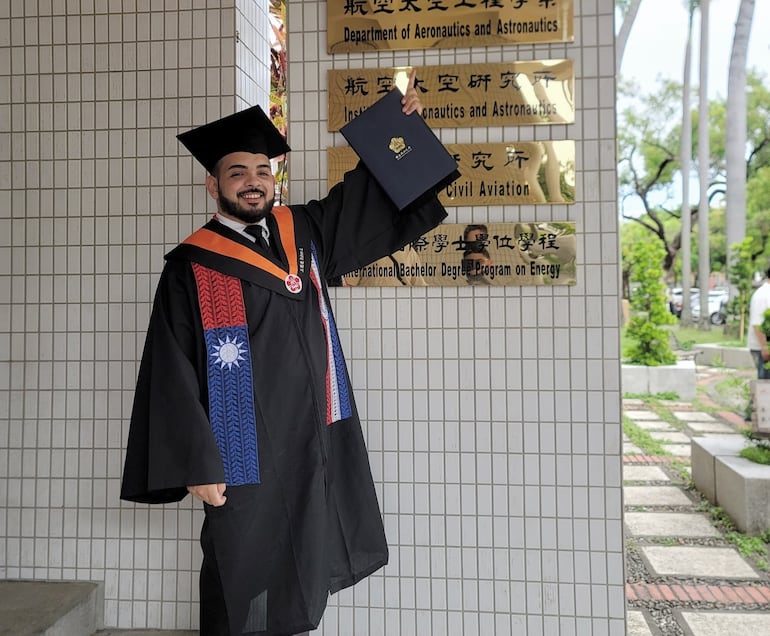 El joven paraguayo Rubén Alvarenga se graduó en Ingeniería Aeroespacial  en la Universidad Nacional Cheng Kung de Taiwán.