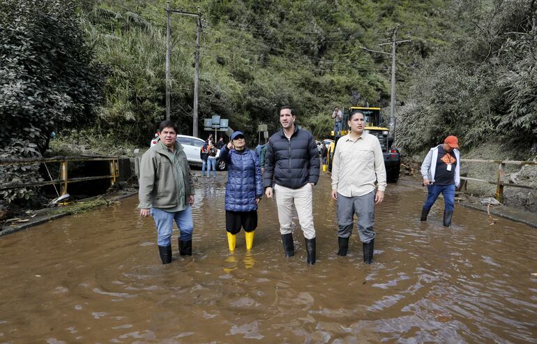 El balance de víctimas por los fuertes temporales que han sacudido la zona andina de Ecuador desde el pasado fin de semana se incrementó a catorce personas fallecidas, veintisiete heridas y siete que permanecen desaparecidas.